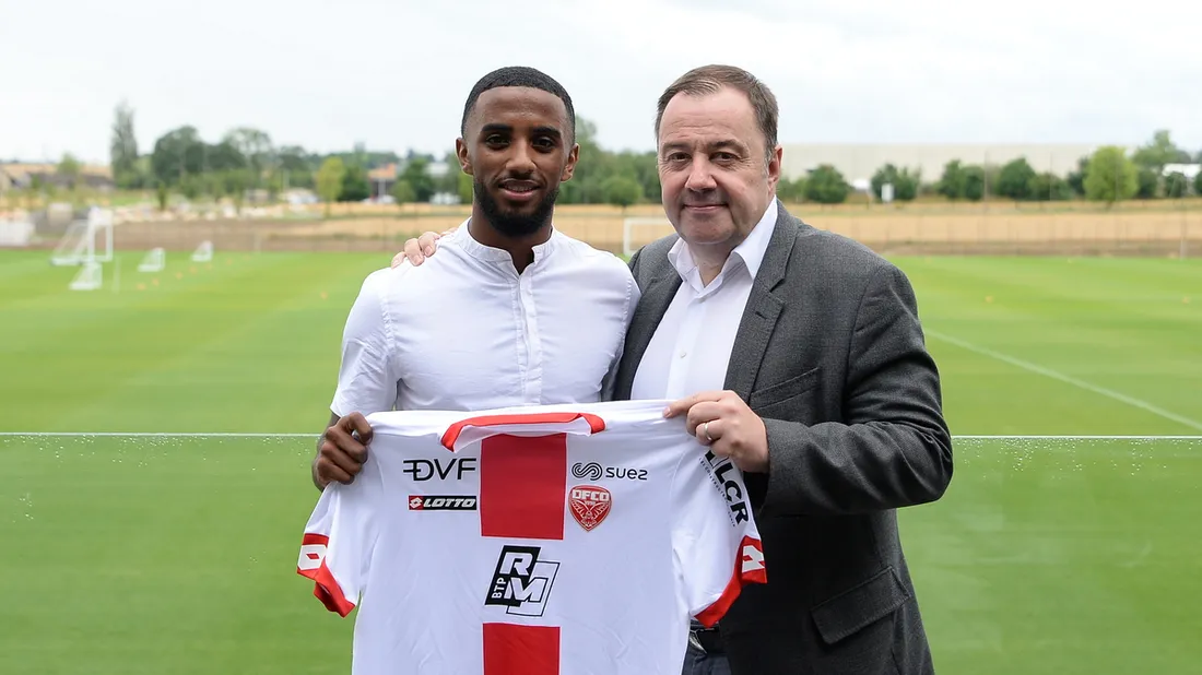 Erwan Belhadji (ici avec le président Olivier Delcourt) a signé son premier un contrat pro au DFCO 